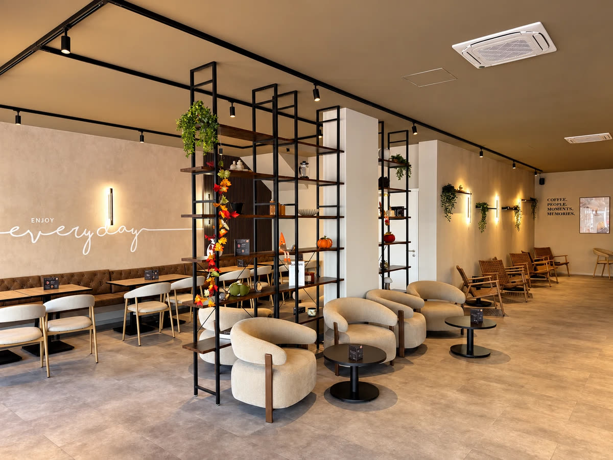 Die Lounge von Zerino Coffee mit Sesseln, Regalen und dem Schriftzug enjoy everyday