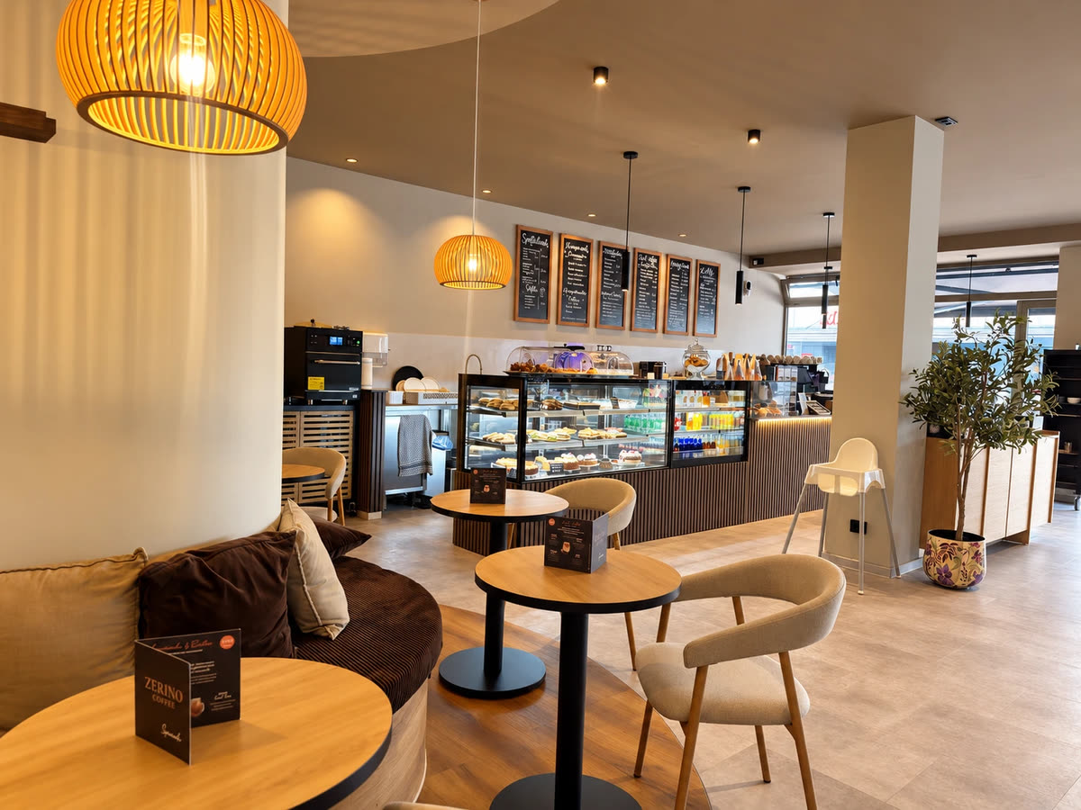 Der Tresen von Zerino Coffee mit Kreidetafeln und Rattanleuchten